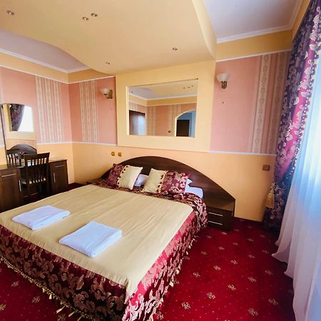 Intourist-Zakarpattia Hotel ウージュホロド エクステリア 写真