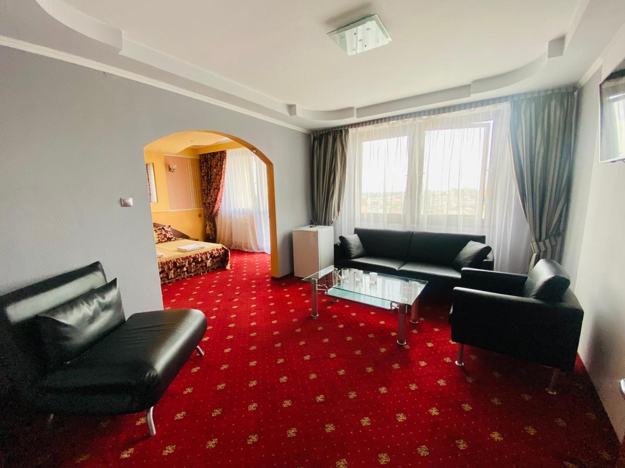 Intourist-Zakarpattia Hotel ウージュホロド エクステリア 写真